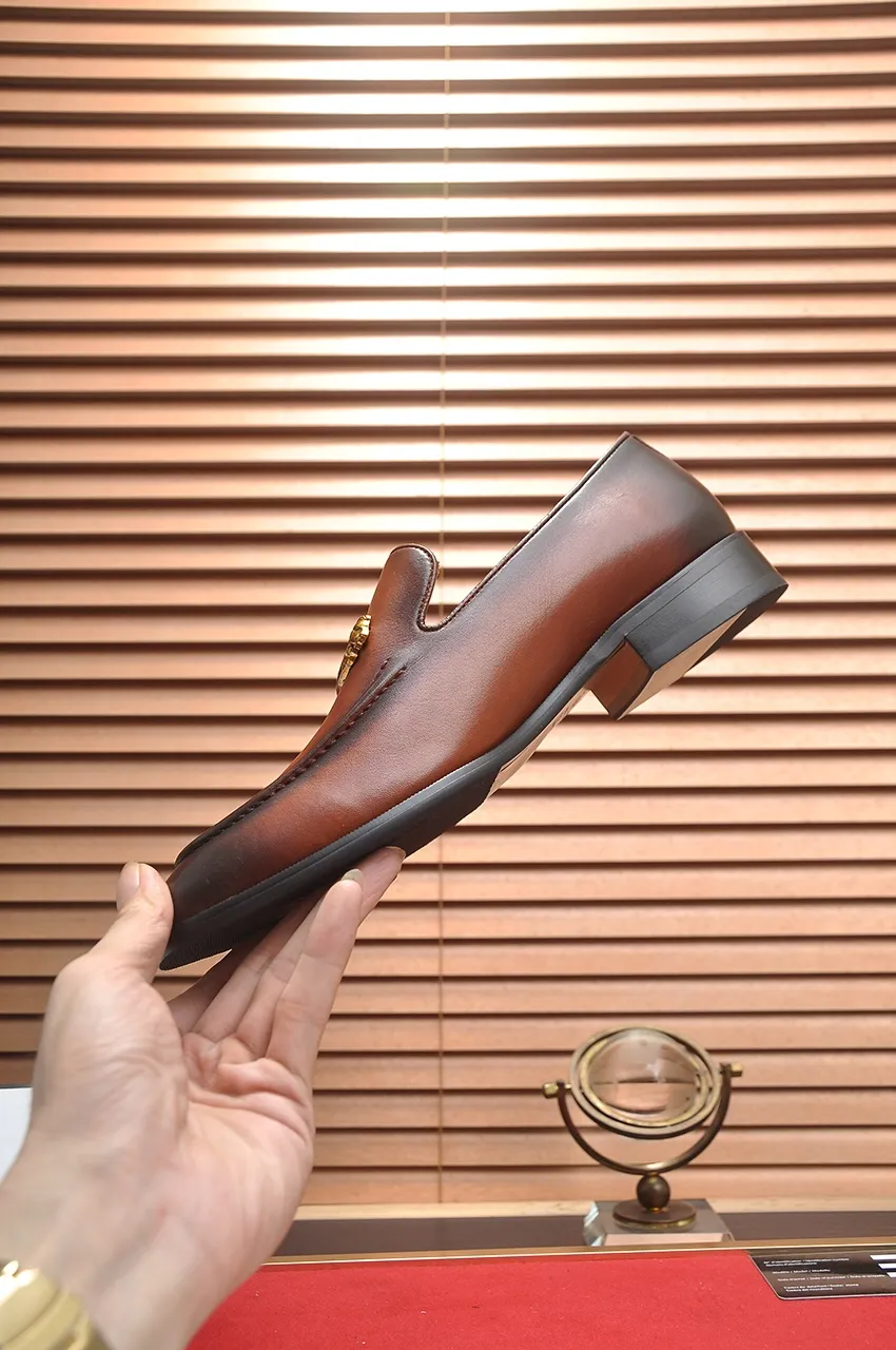 Men's shoes💰500💶Italy's top luxury men's shoe giant (GUCCI) (Gucci) (full cowhide lining) new arrival🍃Original European style🔰 Pleasant to the eye😍In order to make the shoes more durable and non-deformable🌀The production continues to follow traditional methods but there is still no lack of innovation💪Choose original sheepskin for the leather♻️ Smooth and natural And extra bright ⭐Made of imported cowhide, the first choice of rich people 38-45 (45 customized)